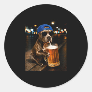 Sticker Rond Mème amusant de pitbull buvant de la bière la nuit