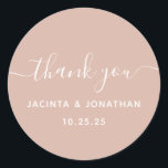 Sticker Rond Merci beige clair Mariage classique Roun<br><div class="desc">Baguettes chic beige et blanc mariage "merci". Jolie calligraphie manuscrite. Un autocollant classique "merci" avec un arrière - plan beige boho et des lettres blanches. Ajoutez facilement vos propres noms et votre date de mariage. Sticker rond Beige Blush Mariage Classic Custom. Code hexadécimal couleur DAB6A8 beige blush. Voir notre collection...</div>