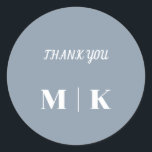 Sticker Rond Merci bleu Dusty Monograms Classy Mariage<br><div class="desc">Imprimé avec des initiales monographiques (que vous pouvez modifier,  modifier et personnaliser) en couleur bleu poussiéreux personnalisée avec message de remerciement personnalisé!</div>