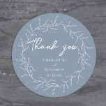 Sticker Rond Merci de Mariage à feuilles minimales bleu poussié<br><div class="desc">Ce mariage en feuille bleu poussiéreux et minimal vous remercie le design classique d'autocollant rond incarne parfaitement une esthétique romantique moderne. Avec un mélange classique d'arrière - plan bleu poussiéreux avec des motifs de feuilles blanches minimes, agrémenté d'un script de calligraphie simple associé à une police serif sobre. Le résultat...</div>