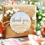 Sticker Rond Merci de mariage de Starfish et Shells Beach<br><div class="desc">Arrêtez de mettre en valeur vos autocollants de remerciement mariages - explorez le charme délicat de notre chevalet de Merci de mariage Starfish and Shells Beach, conçu avec amour par Mylini Design. Ces autocollants facilement personnalisables ajoutent une touche élégante à votre mariage, incarnant l'esprit joyeux de votre journée spéciale. Chaque...</div>