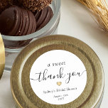 Sticker Rond Merci doux Fête des mariées de script simple Favor<br><div class="desc">Ajoutez une touche personnalisée élégante aux faveurs de la douche nuptiale avec des autocollants ronds personnalisés "un gentil merci". Tout le libellé de ce modèle est simple à customiser pour les étiquettes cadeaux mariages ou traiter les scellés de sac. Le design moderne en noir et blanc présente un coeur de...</div>