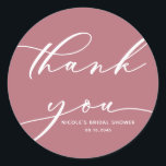 Sticker Rond Merci Fête des mariées de  de calligraphie rose Ma<br><div class="desc">Envoyer des remerciements avec ce script personnalisable merci autocollants. Il présente une calligraphie moderne avec un arrière - plan rose mauve. Personnalisez ce script merci sticker en ajoutant vos détails. Ce carte de remerciements rose mauve conviendra parfaitement aux douches nuptiales,  baby showers,  anniversaires,  mariages et autres événements.</div>