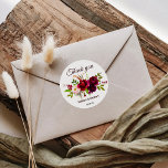 Sticker Rond Merci floral simple Bourgogne Favoriser<br><div class="desc">Ces autocollants ronds simples et bordeaux vous remercient pour les stickers ronds classiques sont parfaits pour un mariage moderne. Le design élégant et radieux bordo illustré comprend des fleurs élégantes, pêche, rouge foncé, rose, blanche, aquarelle, bordeaux et immaculées, soigneusement groupées en un bouquet étonnant sur un lit de verdure ravissant....</div>