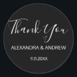 Sticker Rond Merci Mariage classique en noir et blanc<br><div class="desc">Ajoutez ces magnifiques petites enveloppes rondes autocollants MERCI de sceaux à votre mariage merci enveloppes ou tout autre article comme des cadeaux ou des faveurs. Jolie moderne mais élégante lettres de calligraphie de script blanc design. La couleur Arrière - plan peut être changée facilement pour correspondre à vos teintes de...</div>