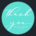 Sticker Rond Merci Mariage de calligraphie Turquoise<br><div class="desc">Envoyer des remerciements avec ce script personnalisable merci autocollants. Il dispose de calligraphie moderne et typographie classique avec un arrière - plan turquoise. Personnalisez ce script merci sticker en ajoutant vos détails. Ce carte de remerciements turquoise sera parfait pour les faveurs de mariage et comme enveloppe scellée.</div>