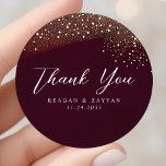 Sticker Rond Merci Mariage de Crimson profond de nuit étoilé<br><div class="desc">Le "Starry Night Deep Crimson Mariage Classic Round Sticker" est une belle et réfléchie façon d'express votre gratitude aux invités. L'autocollant présente un arrière - plan cramoisi profond qui rappelle le ciel nocturne velouté, couronné d'un arc chatoyant de poussière d'étoile dorée. Les mots "Merci" sont scénarisés dans une police élégante,...</div>