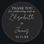 Sticker Rond Merci Mariage de script noir et blanc élégant<br><div class="desc">Ce mariage de script minimaliste noir et blanc élégant,  merci sticker peut être personnalisé avec vos informations dans la typographie chic. Conçu par Thisisnotme©</div>