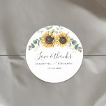 Sticker Rond Merci Mariage floral de tournesol Eucalyptus<br><div class="desc">Créez des étiquettes modernes Sunflower Floral multi-usages avec ce modèle mignon avec une belle florale rustique avec feuillage vert merci sticker CONSEIL : Correspondances cartes de suite mariage comme RSVP, programmes de mariage, bannières, tapisserie, étiquettes cadeaux, signes, et autres gadgets et cadeaux mariages sont disponibles dans la collection ci-dessous avec...</div>