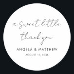 Sticker Rond Merci Mariage moderne à lettres manuscrites<br><div class="desc">Partagez votre gratitude avec un cadeau qu'ils aimeront. Nos autocollants de remerciement personnalisés pour les mariages sont la façon parfaite de commémorer votre journée spéciale tout en remerciant vos invités d'en faire partie. Donnez à vos invités un beau rappel pratique de l'amour et de la joie que vous avez partagé,...</div>
