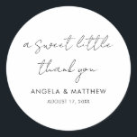 Sticker Rond Merci Mariage moderne à lettres manuscrites<br><div class="desc">Partagez votre gratitude avec un cadeau qu'ils aimeront. Nos autocollants de remerciement personnalisés pour les mariages sont la façon parfaite de commémorer votre journée spéciale tout en remerciant vos invités d'en faire partie. Donnez à vos invités un beau rappel pratique de l'amour et de la joie que vous avez partagé,...</div>