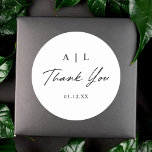 Sticker Rond Merci Mariage noir et blanc simple et élégant<br><div class="desc">Ces autocollants de mariage simples et élégants présentent la typographie "Merci" en noir pur sur un arrière - plan blanc. Ajoutez vos initiales de monogramme et la date du mariage pour les élégants étiquettes de faveur !</div>