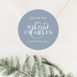 Sticker Rond Merci minimaliste Dusty Blue Wedding Favor<br><div class="desc">Simple,  moderne bleu et blanc poussiéreux merci mariage préférez les étiquettes avec date de mariage personnalisée,  mariée et nom de marié modèles. Des stickers étiquettes bleus élégants pour agrémenter vos faveurs de mariage comme des biscuits,  des bougies et des sacs de bonbons.</div>