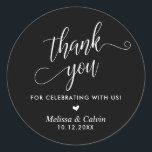 Sticker Rond Merci pour célébrer avec nous, Mariage<br><div class="desc">Merci pour fêter avec nous,  Sticker rond Mariage classique,  sur le thème noir.</div>