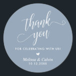 Sticker Rond Merci pour célébrer avec nous, Mariage<br><div class="desc">Merci pour fêter avec nous,  Sticker rond Mariage classique,  sur le thème bleu poussiéreux.</div>