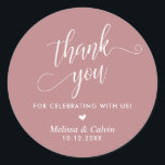 Sticker Rond Merci pour célébrer avec nous, Mariage<br><div class="desc">Merci pour fêter avec nous,  Mariage Classic Round Sticker,  sur le thème du rose poussiéreux.</div>