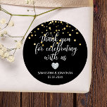 Sticker Rond MERCI pour célébrer le Mariage d'or NOIR<br><div class="desc">Beaux autocollants/étiquettes de mariage personnalisés pour vos faveurs cadeaux. Petit coeur en faux diamant pour ajouter un peu de scintillement et de classe. Des confettis d'or. Libellé : Merci de célébrer avec nous. Ces modèles d'autocollants mariages merci peuvent être édités comme vous le souhaitez.</div>