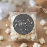 Sticker Rond Merci pour Popping par Wedding Favor Chalkboard<br><div class="desc">Personnalisé, élégant mariage faveur autocollants ronds / étiquettes avec "Merci pour Popping by" dans la calligraphie à la main moderne avec un coeur de parties scintillant d'or. Personnalisez avec les noms des mariés et des mariés et la date du mariage. Appliquez les autocollants/étiquettes sur des boîtes, des sacs ou des...</div>