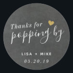 Sticker Rond Merci pour Popping par Wedding Favor Chalkboard<br><div class="desc">Personnalisé, élégant mariage faveur autocollants ronds / étiquettes avec "Merci pour Popping by" dans la calligraphie à la main moderne avec un coeur de parties scintillant d'or. Personnalisez avec les noms des mariés et des mariés et la date du mariage. Appliquez les autocollants/étiquettes sur des boîtes, des sacs ou des...</div>