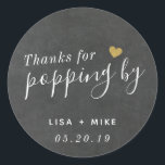 Sticker Rond Merci pour Popping par Wedding Favor Chalkboard<br><div class="desc">Personnalisé, élégant mariage faveur autocollants ronds / étiquettes avec "Merci pour Popping by" dans la calligraphie à la main moderne avec un coeur de parties scintillant d'or. Personnalisez avec les noms des mariés et des mariés et la date du mariage. Appliquez les autocollants/étiquettes sur des boîtes, des sacs ou des...</div>