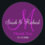 Sticker Rond Merci pourpre épousant l'autocollant de monogramme<br><div class="desc">Autocollants initiaux avec le nom de jeunes mariés, la date du mariage et un remerciement vous message pour exprimer votre gratitude à votre jour du mariage ou à toute occasion spéciale. . Cet autocollant de mariage de monogramme est dans la couleur pourpre. Plus de couleurs sont disponibles pour votre choix....</div>