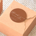 Sticker Rond Merci simple Élégant Mariage Terracotta<br><div class="desc">Voici le Sticker rond classique Merci simple et élégant ! Cet autocollant n'est pas seulement un produit, c'est une expression intemporelle de gratitude. Le mélange exquis d'éléments sobres, chic et classiques, non seulement élève l'attrait visuel, mais donne également une touche personnelle à vos faveurs de mariage. Alors, scellez vos enveloppes...</div>