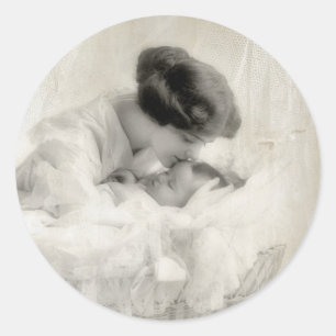 Sticker Rond Mère vintage Bébé baisant à Bassinet