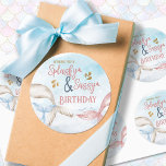 Sticker Rond Mermaid Tails Splashy and Sassy Birthday<br><div class="desc">Mermaid thème cadeau d'anniversaire étiquettes intitulé "vous souhaite un anniversaire Splashy & Sassy". Un design d'aquarelle de boho muet neutre pour ajouter une touche de magie de sirène à votre emballage cadeau. Design subtil et doux avec des queues de sirènes qui se balancent dans l'océan. Balise cadeau parfaite pour votre...</div>