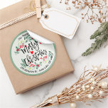 Sticker Rond Merry Christmas Holly Wreath Return Adresse Étique<br><div class="desc">Joyeux Noël Calligraphie Typographie Script avec Holly Floral Wreath et Mistletoe Red Berries Retourner Adresse Étiquettes Modèles. Aquarelle rouge et verte Berry botanique de Noël et Pins. Joyeux voeux de Noël Joyeux Noël brillant Collections de voeux de Noël de la saison des Fêtes.</div>