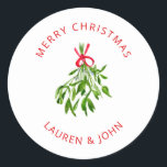 Sticker Rond Merry Christmas Mistletoe Nouveau marié<br><div class="desc">Envoyez votre carte de fin de année avec un peu d'amour cette année avec cet autocollant de vacances avec un design d'aquarelle Mistletoe avec feuilles verts et ruban rouge.</div>