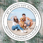 Sticker Rond Mes Humains se sont mariés Mariage photo personnal<br><div class="desc">Ajoutez la touche finale à vos annonces de mariages de chien avec cette photo personnalisée, et des autocollants personnalisés 'My Humans Got Married. Customisez avec votre photo préférée, vos noms et votre date. DROIT D'AUTEUR © 2020 Judy Burrows, Black Dog Art - Tous droits réservés. Mon Humain A Été Marié...</div>