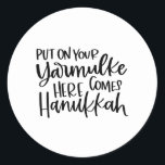 Sticker Rond Mettez votre Yarmulke Voici Hannukkah, Hanoukka<br><div class="desc">Cette mignonne et tendance citation Hanoukka est merveilleuse pendant la saison des fêtes.</div>
