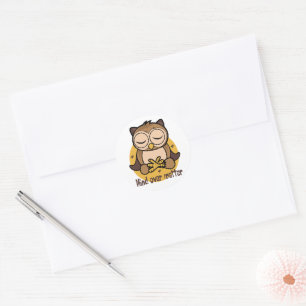 Sticker Rond Mind sur la matière Kawaii drôle hibou faisant du