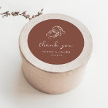Sticker Rond Mini-fer à cheval | Mariage Brown rustique<br><div class="desc">Ces stickers mariage marron ou douche nuptiale à la fois tendance et élégants présentent un style rustique moderne et minimaliste, avec un script blanc écrit à la main qui dit "merci" ainsi qu'un texte classique. Une paire de fer à cheval dessinée à la main est présentée dans une illustration subtile,...</div>