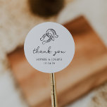 Sticker Rond Mini-fer à cheval | Mariage noir et blanc<br><div class="desc">Ces stickers mariage ou douche nuptiale en noir et blanc à la fois tendance et élégants présentent un style rustique moderne et minimaliste, avec un script manuscrit qui dit "merci" ainsi que du texte classique. Une paire de fer à cheval dessinée à la main est présentée dans une illustration subtile,...</div>