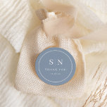 Sticker Rond Minimal et chic | Monogramme Mariage bleu Dusty<br><div class="desc">Ces stickers élégants et modernes,  mariage,  vous sont proposés par un design de texte simple,  bleu et blanc poussiéreux,  qui dégage un style minimaliste. Ajoutez vos initiales ou votre monogramme pour les rendre complètement vôtres.</div>