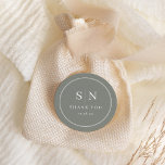 Sticker Rond Minimal et chic | Sage Green Mariage initial<br><div class="desc">Ces stickers élégants et modernes,  mariage,  vous remercient,  ont un design de texte simple vert et blanc sauge qui respire le style minimaliste. Ajoutez vos initiales ou votre monogramme pour les rendre complètement vôtres.</div>