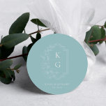 Sticker Rond Minimal moderne | Monogramme Mariage<br><div class="desc">Ajoutez une touche spéciale aux enveloppes, aux sacs de cadeaux, aux friandises faites à la main, et plus encore avec nos élégants autocollants monogrammes de mariage. Collection de mariages monogrammes de Cimier Botanique. Peut être customisé à n'importe quelle combinaison de couleurs. Moins peut être plus. C'est l'inspiration de cette collection...</div>