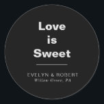 Sticker Rond Minimaliste Formal Black Mariage L'amour est doux<br><div class="desc">Cet amour minimaliste de mariage noir est un autocollant rond classique doux est parfait pour un mariage rustique. Le design comporte une belle police dans un arrière - plan noir pour embellir votre événement.</div>