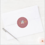 Sticker rond minimaliste Mariage botanique classiq<br><div class="desc">Ces autocollants sont conçus pour être coordonnés avec notre collection minimaliste de Mariages botaniques. Personnalisez avec vos initiales et votre date de mariage. Parfait pour les enveloppes !</div>