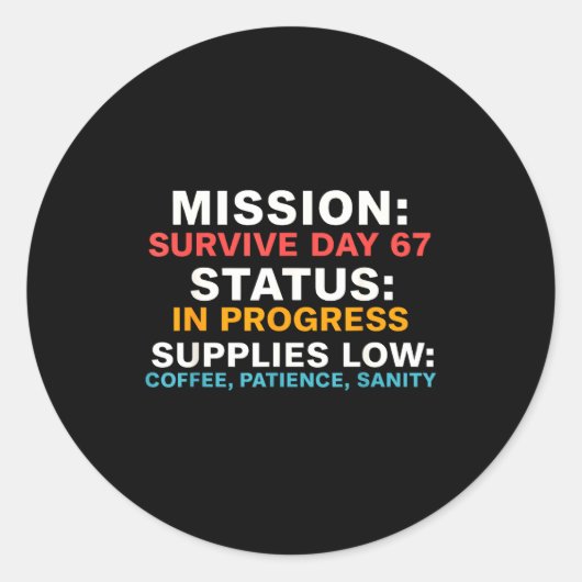 Sticker Rond Mission Survive Day 67 Status In Progress Funny Qu (Devant)