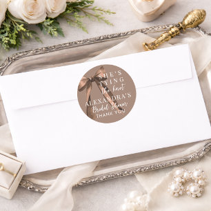 Sticker Rond Mocha Brown Elle Noue Le Nœud Papillon Mariage Cér