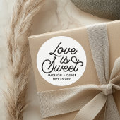 Sticker Rond Modern Love is Sweet Bold Calligraphy Script