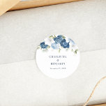 Sticker Rond Moderne Floral Elégant Dusty Blue Mariage<br><div class="desc">Customisez cette étiquette d'adresse de retour en cliquant sur le bouton "Personnaliser". CONSEIL : Idéal pour les fêtes surprise,  les baby showers,  les mariages et les retraites.</div>