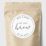 Sticker Rond Moderne minimaliste laissez l'amour brasser mariag<br><div class="desc">Des autocollants personnalisés pour le café et le thé faveurs de mariage avec "laissez l'amour brasser" design moderne minimaliste noir et blanc.</div>