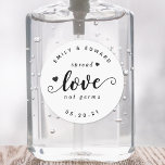 Sticker Rond Moderne Rustique Mariage Favoriser Sanitizer à la<br><div class="desc">Douche nuptiale sur mesure / fête de mariage désinfectant à la main pour les étiquettes / autocollants avec "l'amour étendu pas les germes" dans le script de brosse à la main avec un design de coeurs charmant.</div>