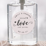 Sticker Rond Moderne Rustique Mariage Favoriser Sanitizer à la<br><div class="desc">Douche nuptiale sur mesure / fête de mariage désinfectant à la main pour les étiquettes / autocollants avec "l'amour étendu pas les germes" dans le script de brosse à la main avec un design de coeurs charmant.</div>