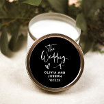 Sticker Rond Moderne superposition noir et blanc | Mariage<br><div class="desc">Ces autocollants de mariage modernes et élégants présentent un fond noir foncé avec une typographie de script tendance blanche et un cœur dessiné à la main.</div>