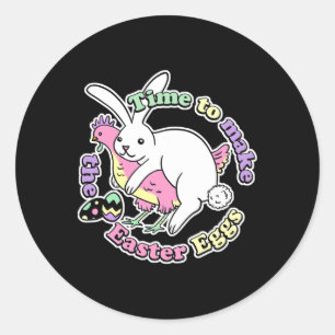 Sticker Rond Moment de faire les œufs de Pâques drôle de lapin