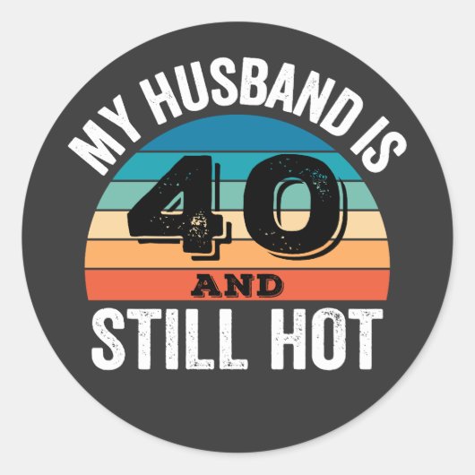 Sticker Rond Mon mari a 40 ans et reste chaud (Devant)